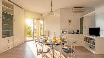 Apartemen Standar, beberapa kamar, 2 kamar mandi (Casa Emma With Sea Glimpse) | Tempat makan