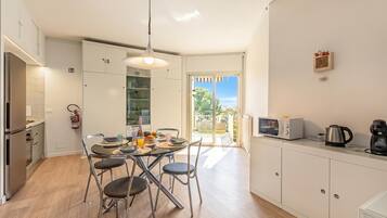 Apartemen Standar, beberapa kamar, 2 kamar mandi (Casa Emma With Sea Glimpse) | Tempat makan