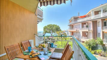 Standard-Apartment, Mehrere Schlafzimmer, 2 Bäder (Casa Emma With Sea Glimpse) | Speisen im Freien