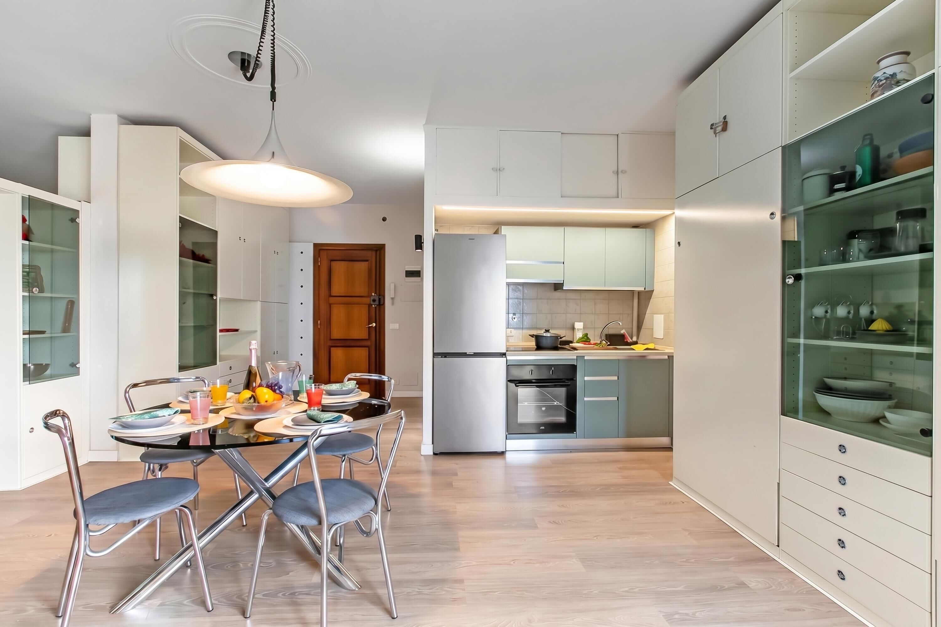 Frigorifero, microonde, piano cottura, macchina per tè/caffè