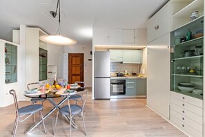 Frigorifero, microonde, piano cottura, macchina per tè/caffè