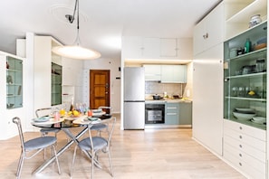 Standardlejlighed - 1 soveværelse - 2 badeværelser (Casa Emma With Sea Glimpse Terrace) | Privat køkken | Spisebord