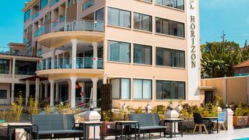 Piscina a l'aire lliure, para-sols i gandules