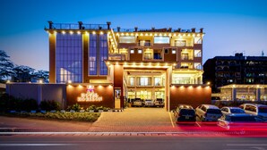 A modern hotel with a prominent entrance, multiple floors, and a well-lit facade. - Hotel Horizon Entebbe (Entebbe)