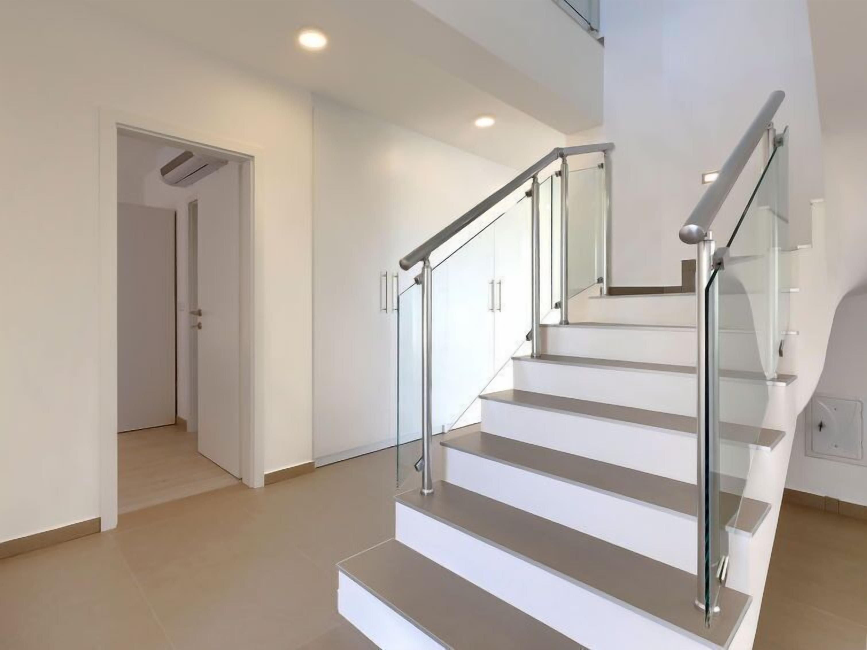 Eine moderne Treppe mit Glasgeländern und minimalistischem Design.