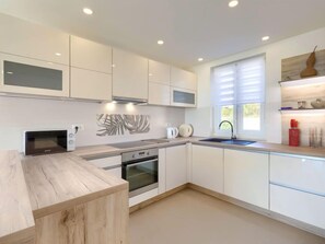 Fridge, dishwasher, cookware/dishes/utensils