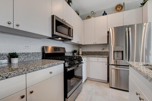 Fridge, microwave, oven, stovetop - Living Luxurious in Las Vegas! (Las Vegas)