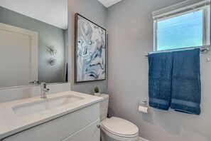Combined shower/bathtub, hair dryer, towels, soap - Living Luxurious in Las Vegas! (Las Vegas)