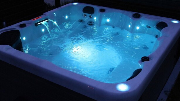 A hot tub with a blue light. - Tradicionalna Zagorska Drvena Kuća Stara Murva (Tuhelj)