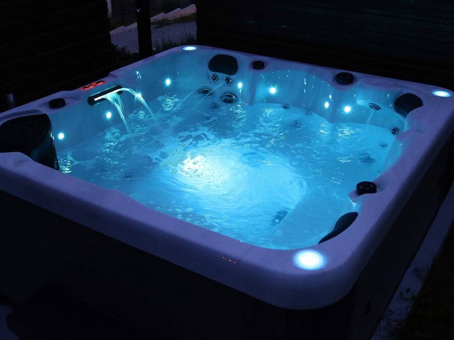 Uma banheira de hidromassagem com iluminação azul.