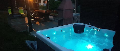 Hus (Three Bedroom Holiday Home with Patio) | Privat bubbelpool