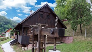 A wooden house with a traditional design, a wooden structure with a large wheel, and a stone base. - Tradicionalna Zagorska Drvena Kuća Stara Murva (Tuhelj)