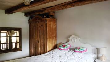 House (Three Bedroom Holiday Home with Patio) | 3 bedrooms, cribs/infant beds, WiFi