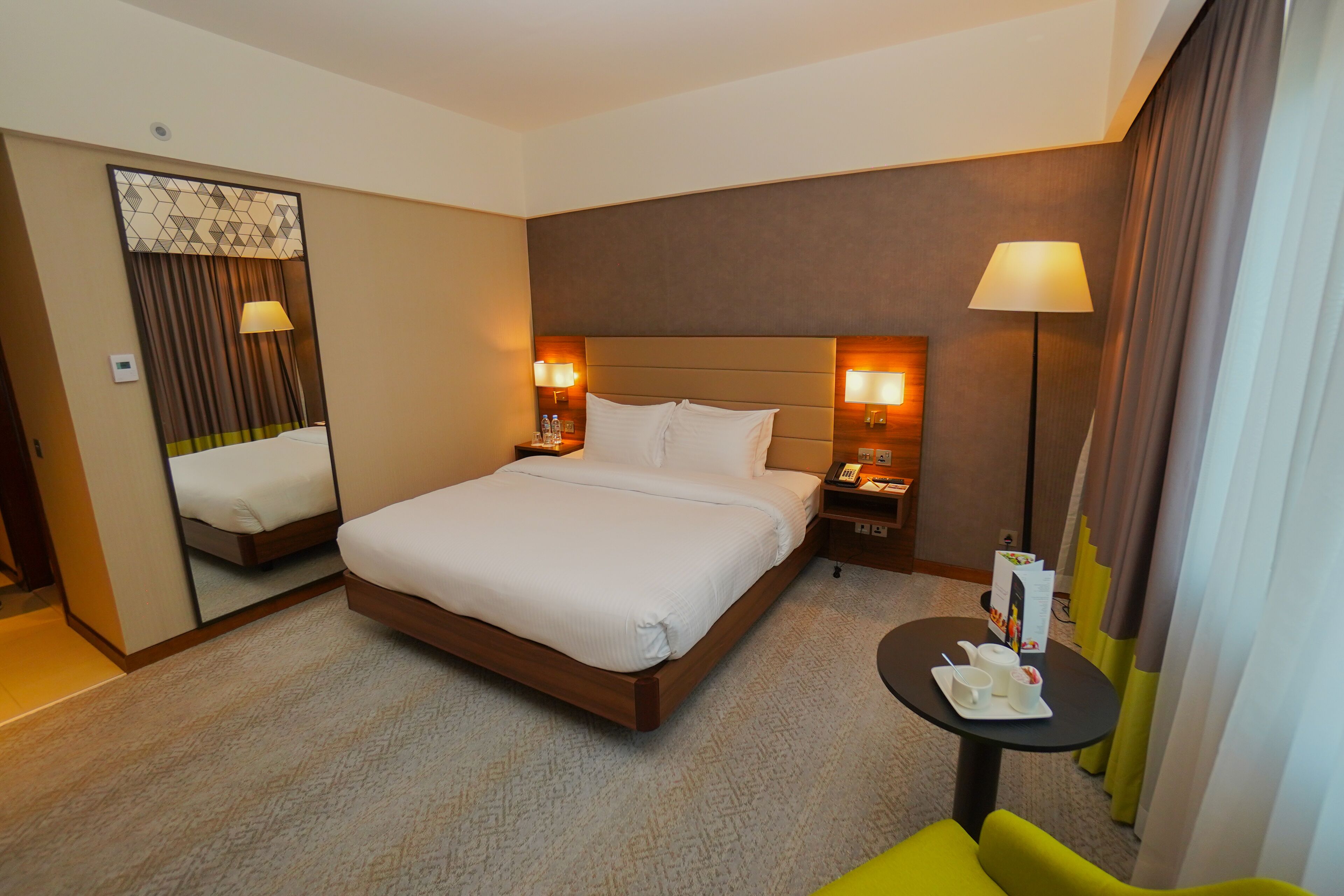 Minibar, coffres-forts dans les chambres, bureau