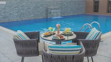 Piscine extérieure, chaises longues, maßtres-nageurs sur place