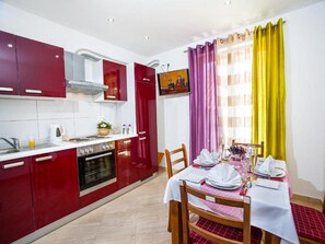 Apartamento (Two Bedroom Apartment with Terrace) | Cozinha privada | Geladeira