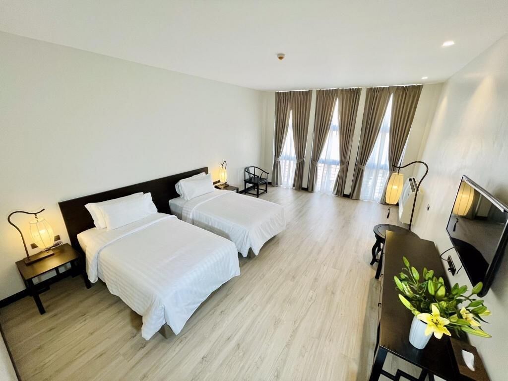 Hypo-allergenic bedding, in-room safe, desk, free WiFi