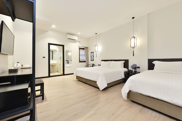 Deluxe Triple Double Room | Hypo-allergenic bedding, in-room safe, desk, free WiFi