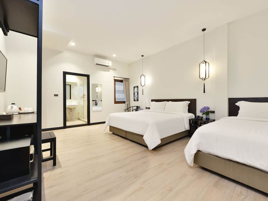 Deluxe Triple Double Room | Hypoallergeen beddengoed, een kluis op de kamer, een bureau, gratis wifi