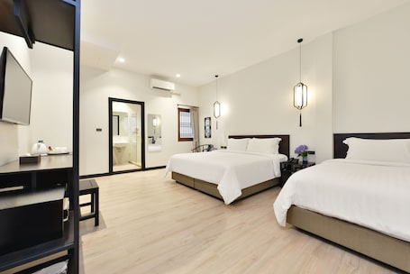 Deluxe Triple Double Room | Hypo-allergenic bedding, in-room safe, desk, free WiFi. Old Thai Heng Hotel