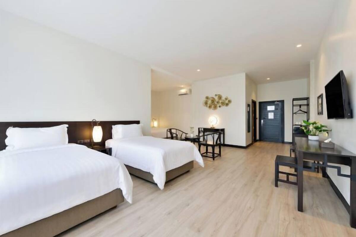1 bedroom, hypo-allergenic bedding, in-room safe, desk
