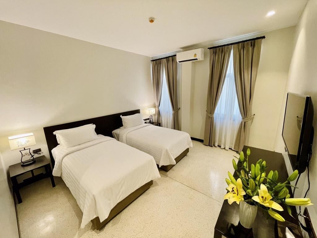 Hypo-allergenic bedding, in-room safe, desk, free WiFi