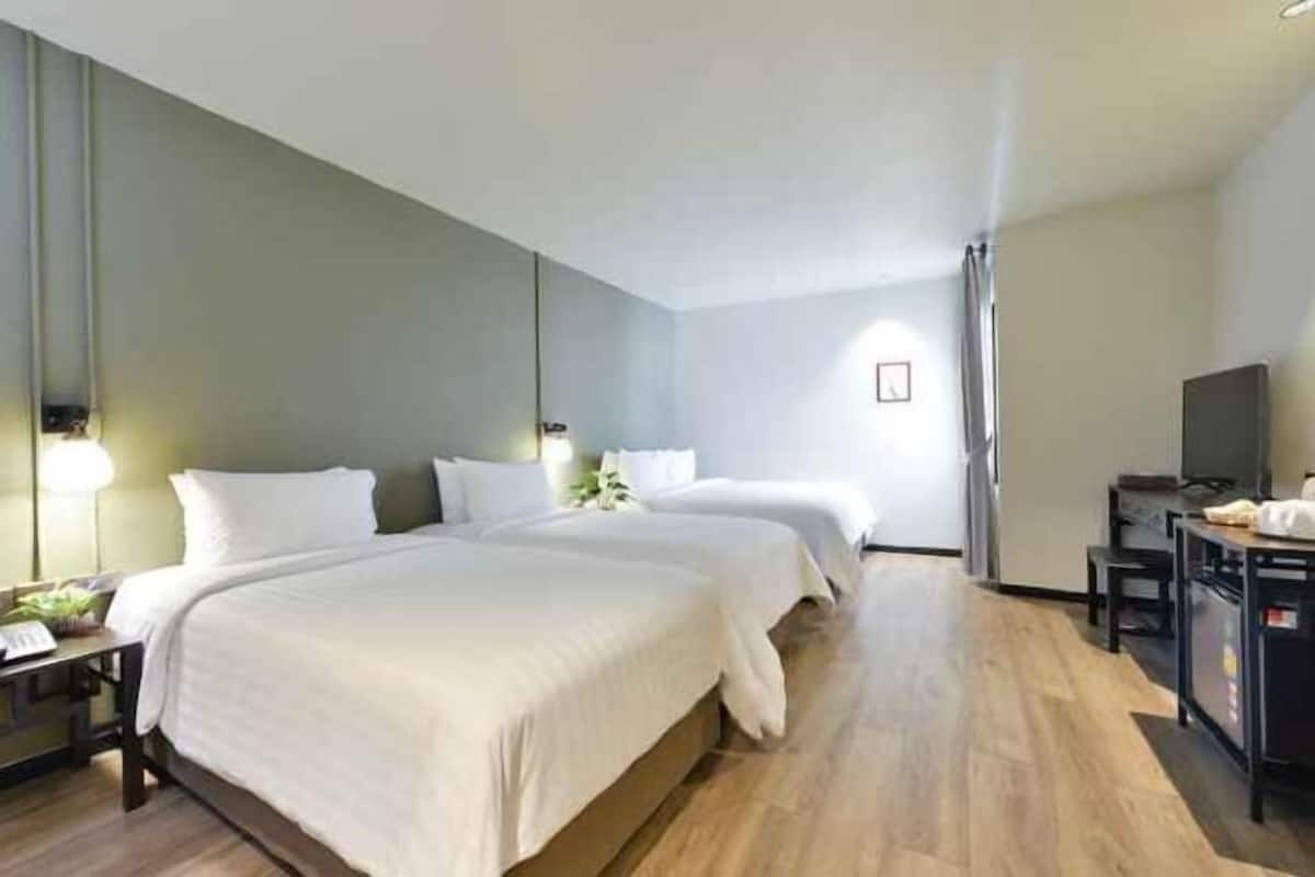 1 bedroom, hypo-allergenic bedding, in-room safe, desk