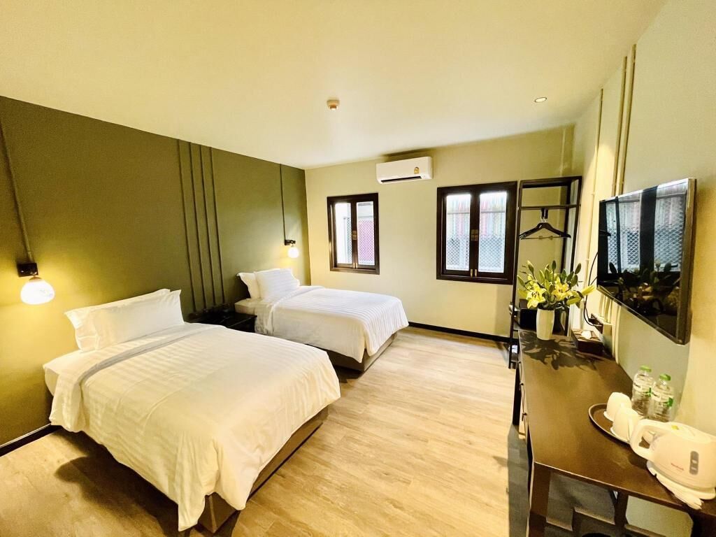 Hypo-allergenic bedding, in-room safe, desk, free WiFi