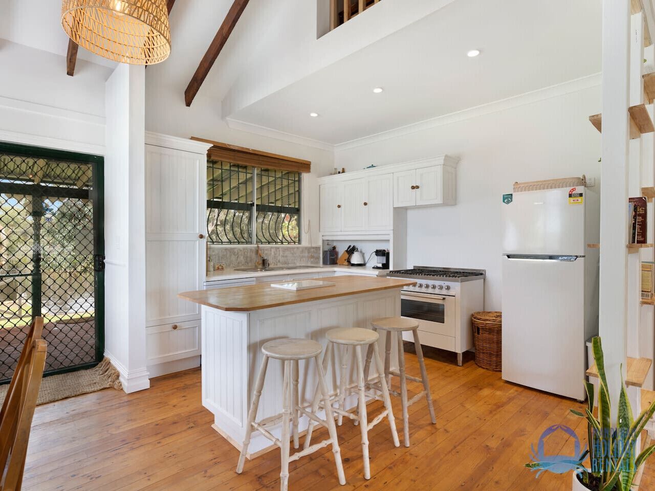 Een koelkast, een magnetron, een oven, een vaatwasser