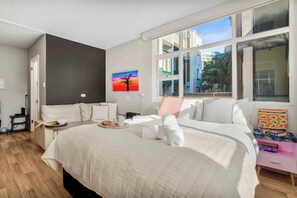 Iron/ironing board, WiFi, bed sheets - Location and lifestyle in a cute luxe studio with stunning city views (Woolloomooloo)