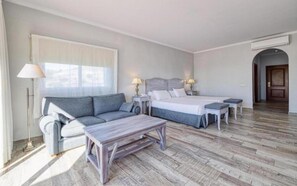 ジュニア ダブルルーム | リビング エリア | 40 インチの液晶テレビ (ケーブル放送視聴可)、テレビ