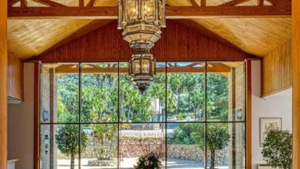 A spacious interior with a high ceiling, large windows, and a central chandelier. - Hotel Alhaurín Golf Resort (Alhaurin el Grande)