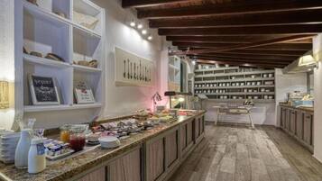 Esmorzar diari d'estil bufet (10 EUR per persona)