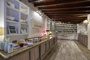 Se ofrece un desayuno bufé todos los días (por un coste adicional)