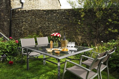 Beautiful old cottage sleeps 6 near Bath