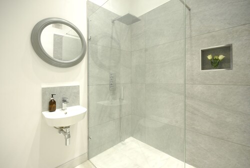 Beautiful old cottage sleeps 6 near Bath