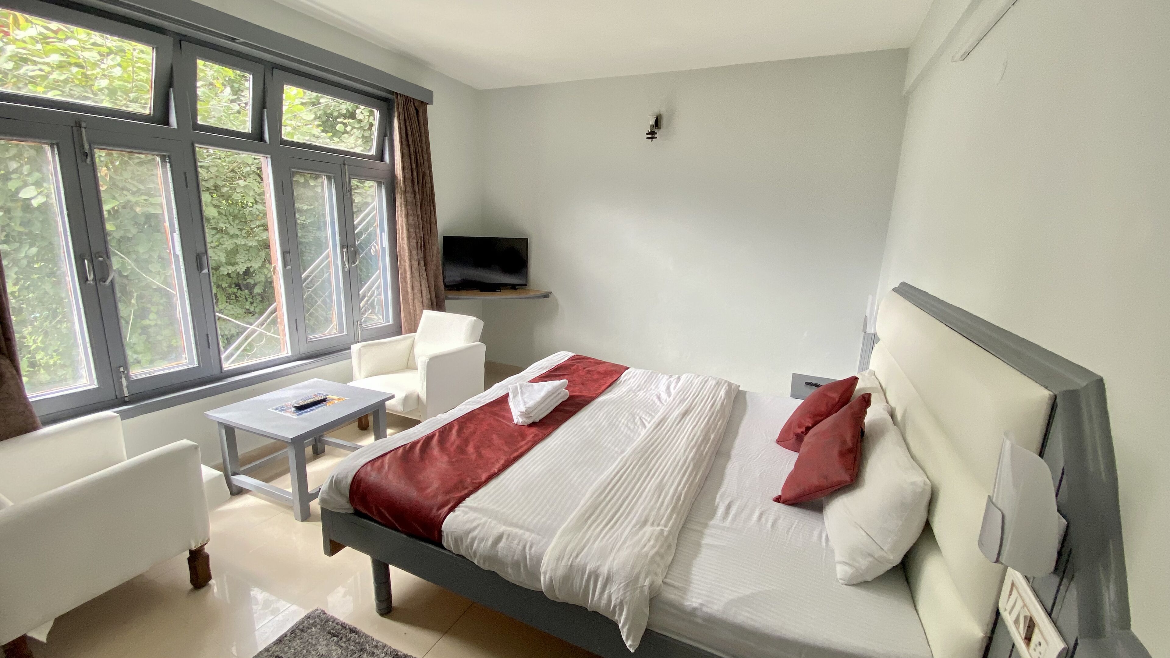 Une chambre à coucher moderne avec un lit, un bureau et une chaise.