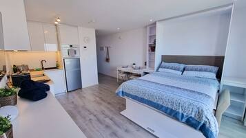 Een bureau, een strijkplank/strijkijzer, gratis wifi, beddengoed