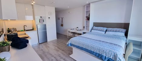 Bureau, fer et planche à repasser, Wi-Fi gratuit, draps fournis