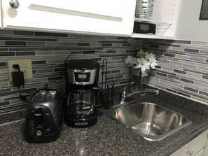 Een microgolfoven, een kookplaat, een koffiezetapparaat/waterkoker