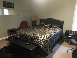 1 bedroom, desk, iron/ironing board, free WiFi - Your Getaway home /Finished Basement Private entry (Palmetto)