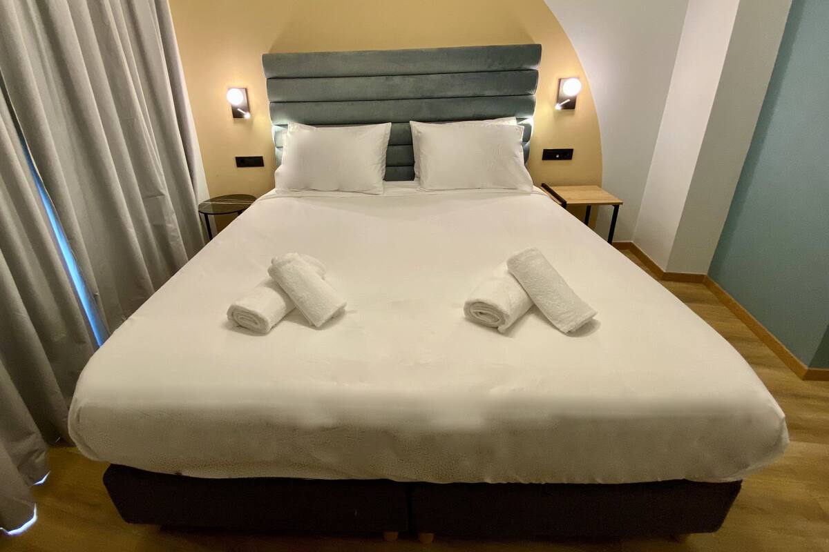 Escritorio, insonorización, wifi gratis y ropa de cama
