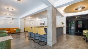 Un intérieur moderne avec un espace bar, des sièges et une grande colonne.