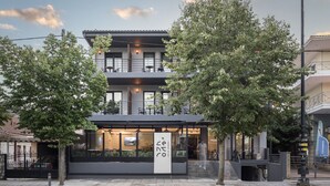 Un bâtiment moderne doté d’une entrée abritée et d’une enseigne.