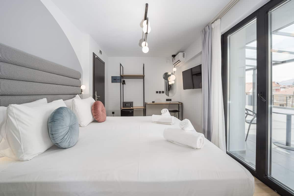 Penthouse Deluxe Room | Een bureau, geluiddichte muren, gratis wifi, beddengoed