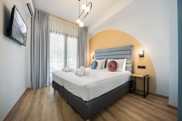 Junior Suite with Balcony | Työpöytä, äänieristys, ilmainen Wi-Fi, vuodevaatteet