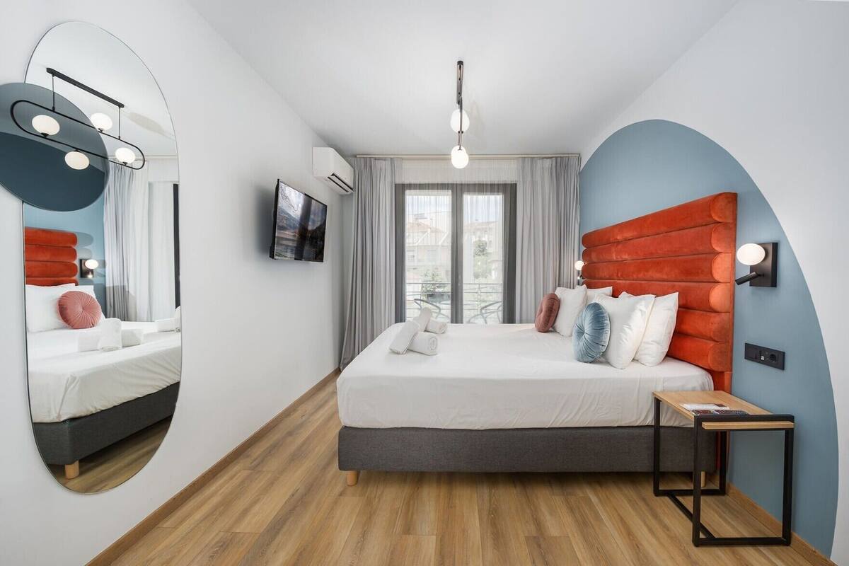 Desk, soundproofing, free WiFi, bed sheets