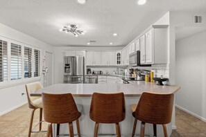 Fridge, microwave, oven, stovetop - LUX w/Guest House, Pool, Putt, Mins to Old Town (Scottsdale)