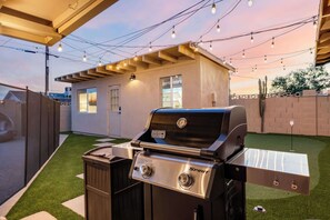 Property grounds - LUX w/Guest House, Pool, Putt, Mins to Old Town (Scottsdale)