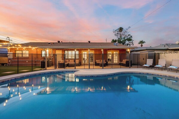 Pool - LUX w/Guest House, Pool, Putt, Mins to Old Town (Scottsdale)